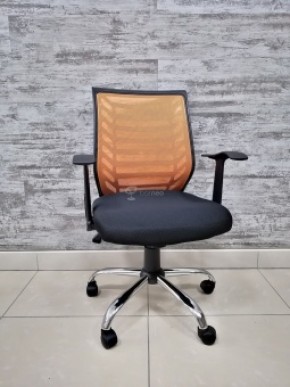 Кресло Barneo K-138 для персонала (черная ткань оранжевая сетка) в Губкинском - gubkinskiy.ok-mebel.com | фото 1